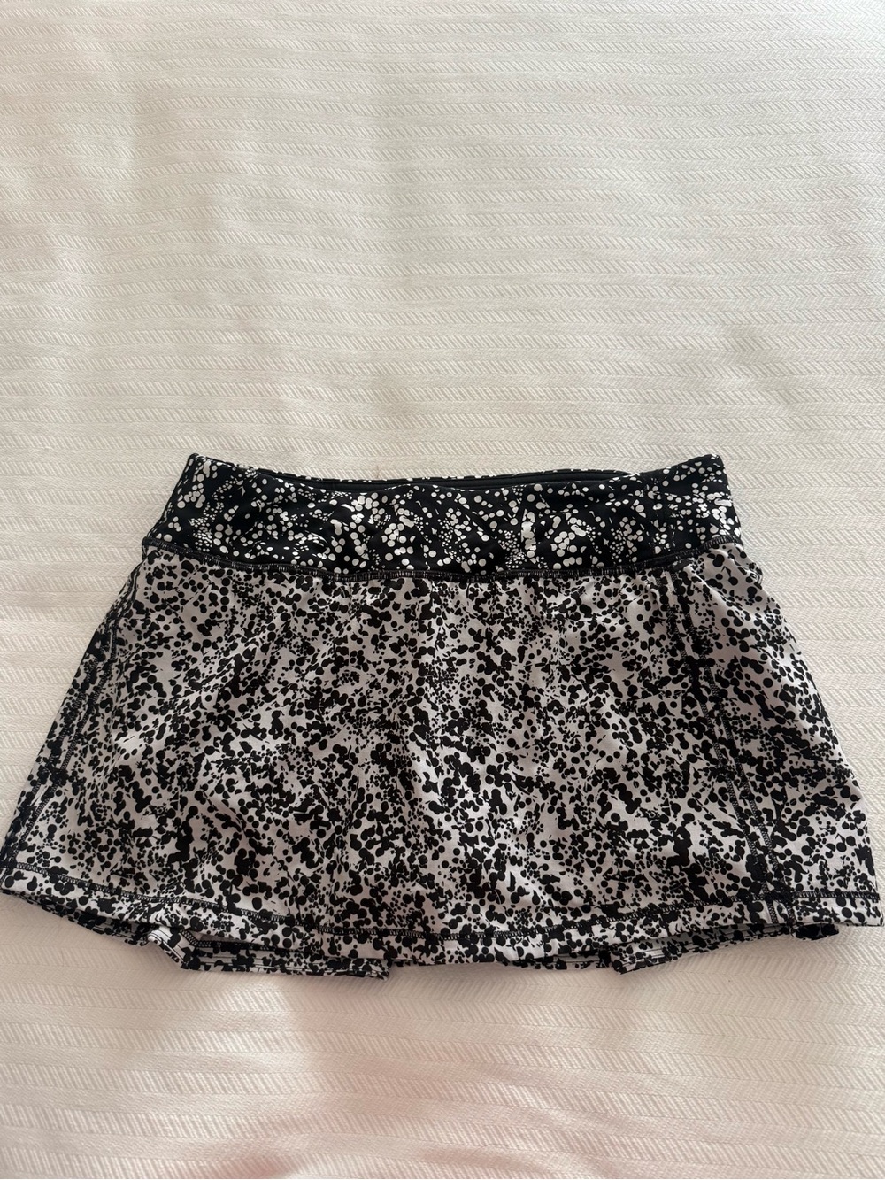 Lululemon athletica black and white speckled skirt